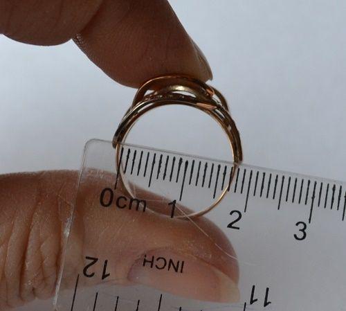 Американский размер кольца на линейки со шкалами в дюймах и сантиметрах.