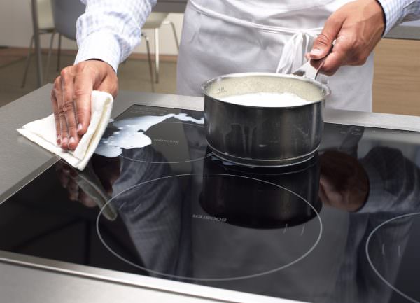 Существует действенный способ, как быстро почистить стеклокерамическую кухонную плиту от пригоревших молочных продуктов.