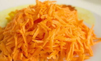 Морковь нарезаем брусочками либо натираем на терке. 