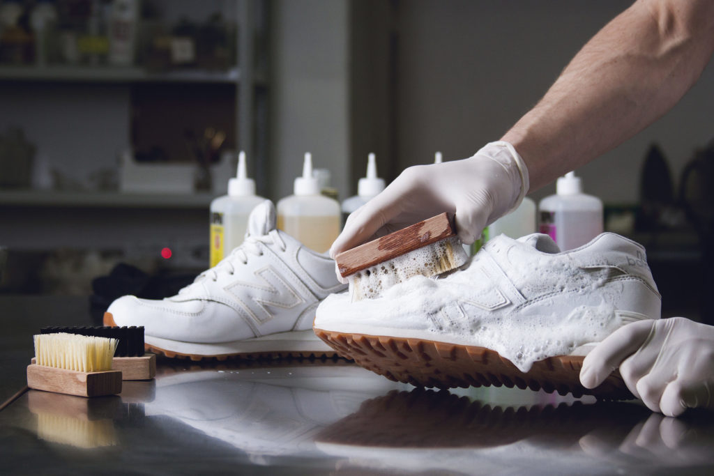 ❔ Как стирать кроссовки в стиральной машине-автомат, чтобы не испортить  технику, обувь?