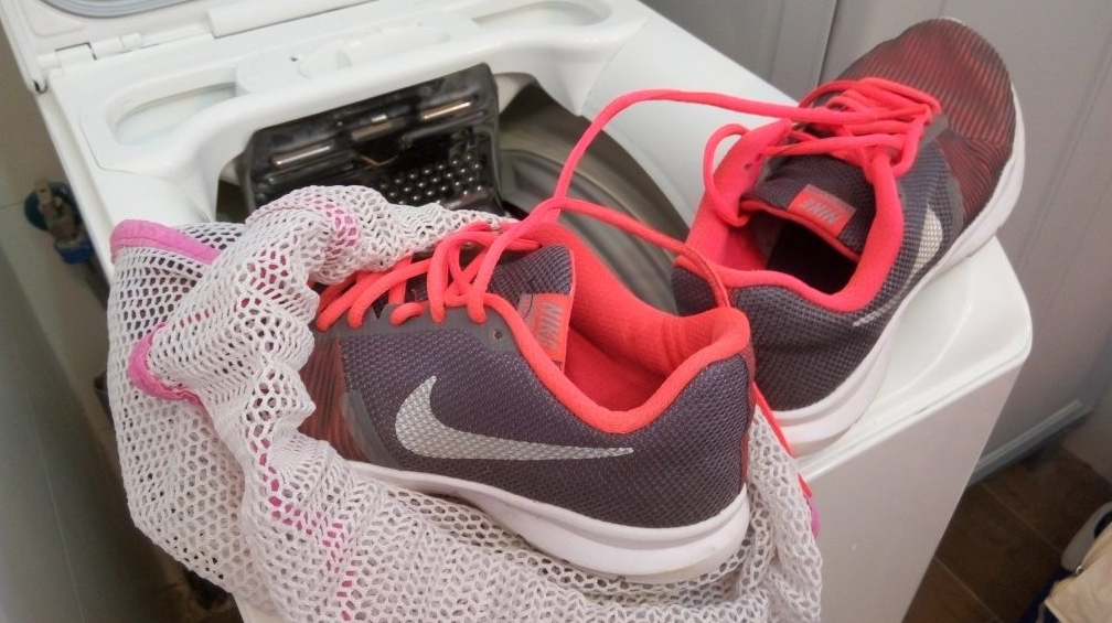 ❔ Как стирать кроссовки в стиральной машине-автомат, чтобы не испортить  технику, обувь?