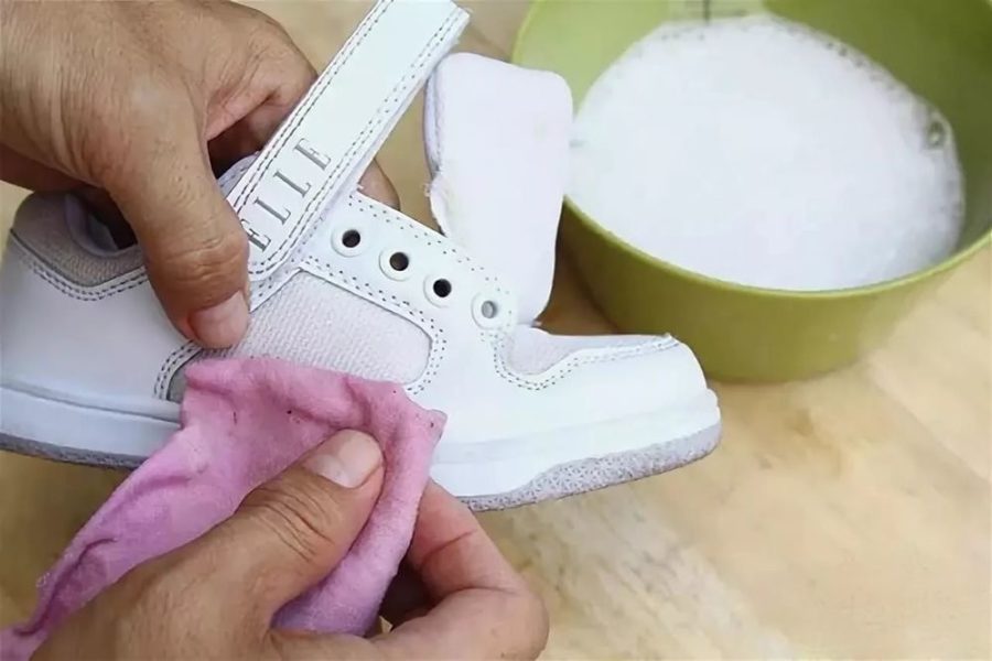 Чем в домашних условиях почистить белую обувь